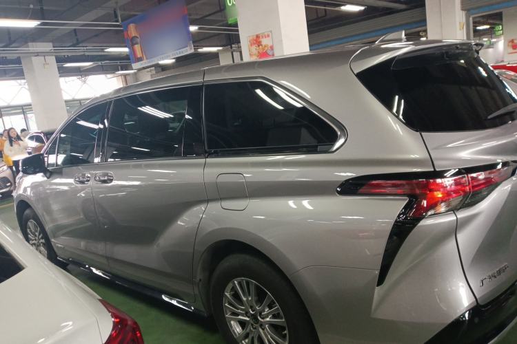 Used Toyota Sienna 2023 2.5L Hybrid Luxury Edition