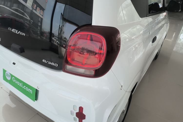 Used Roewe Clever 2021 302 km New Four-Seater Super-Efficient Version Right Rear Taillight