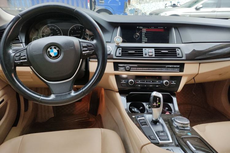 Used BMW 5 Series 2014 525Li Luxury Design Package Center Console