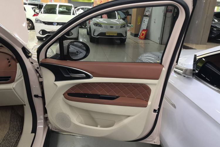 Used ORA Good Cat 2023 401 km Standard Range Premium Version Lithium Iron Phosphate Interior 5