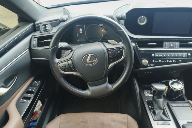 Used Lexus ES 2021 300h Deluxe Edition

