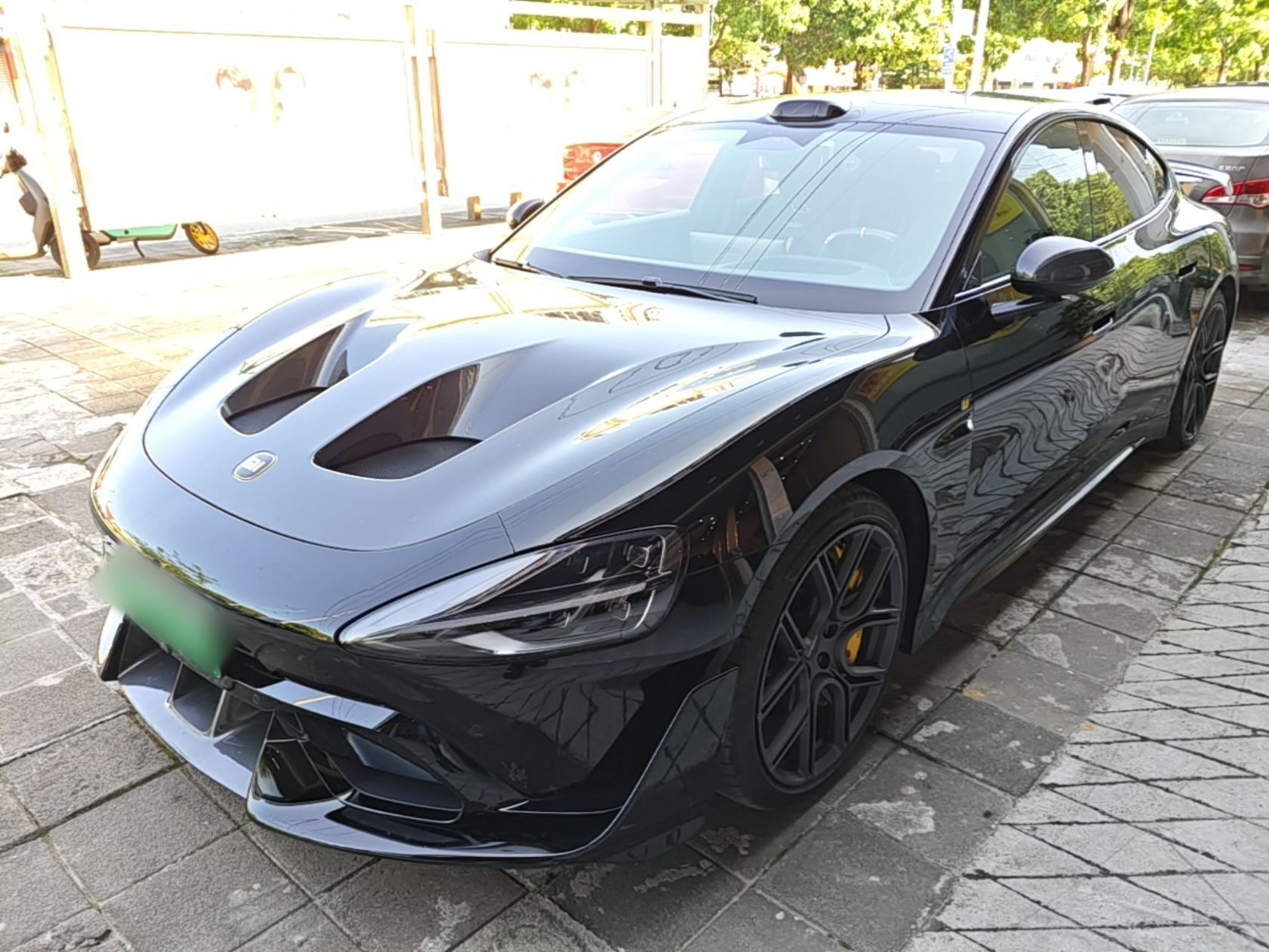 Под передней частью автомобиля