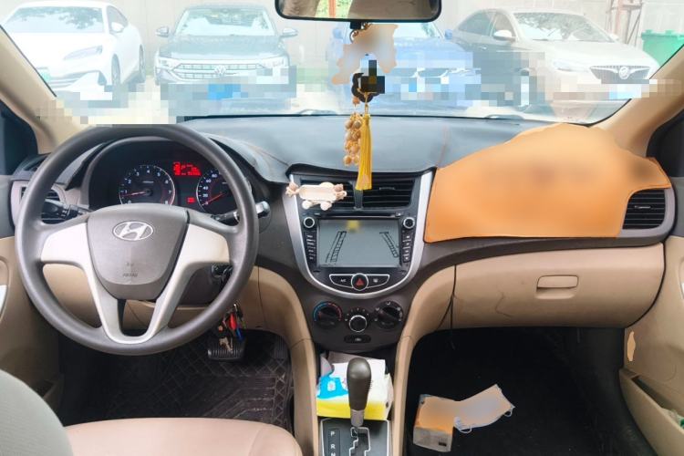 Used Hyundai Verna (older generation) 2010 Sedan 1.4L Automatic Fashionable GT Model Center Console