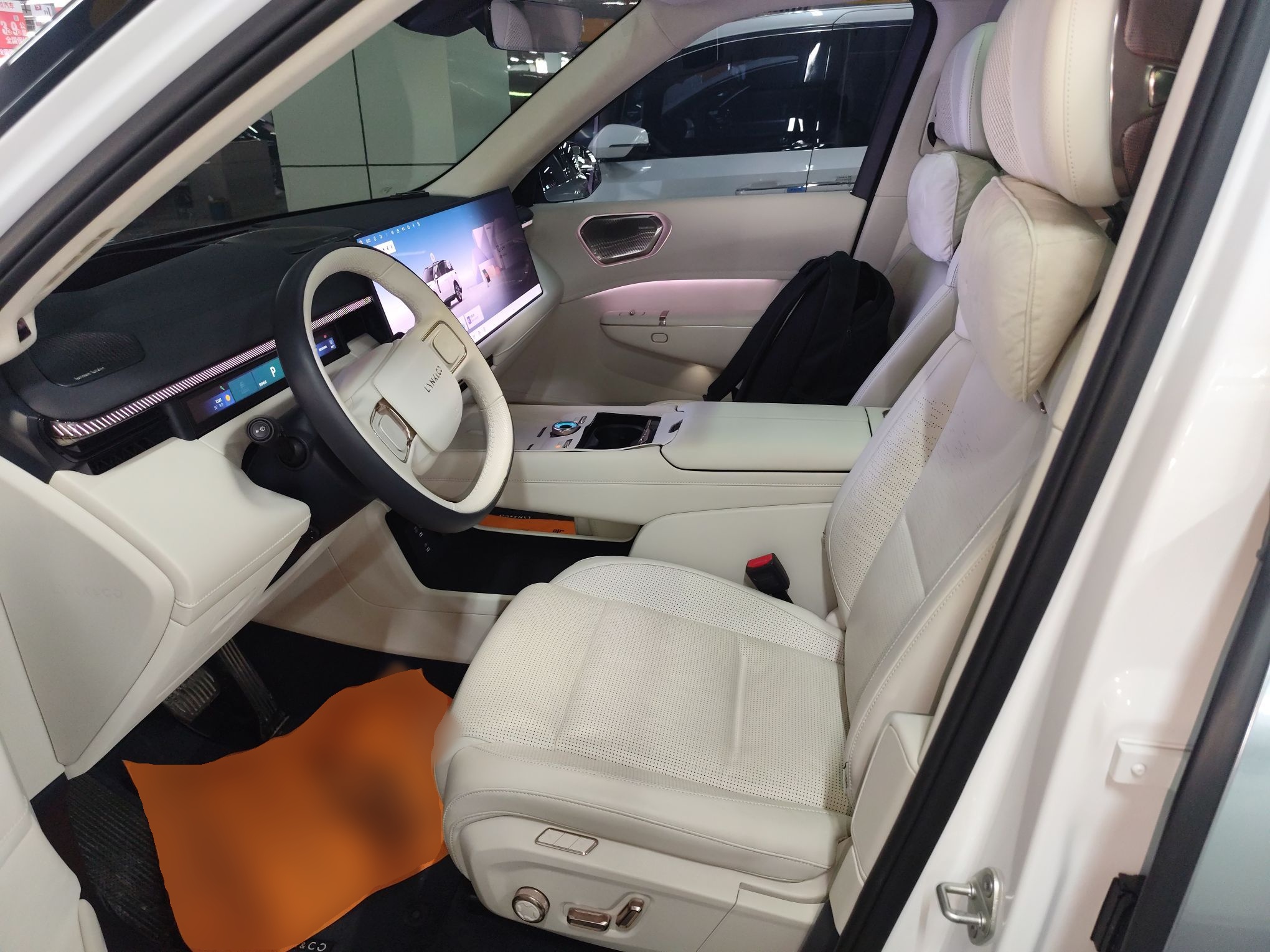 المقاعد الأمامية داخل السيارة