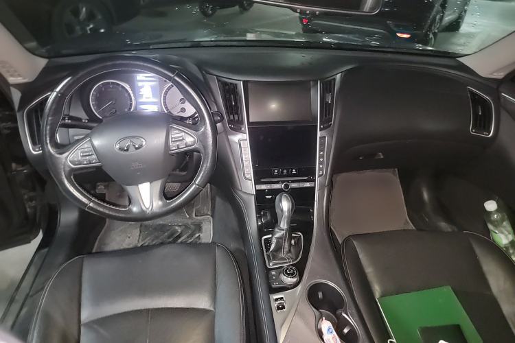 Used Infiniti Q50L 2015 2.0T Enjoyment Edition Center Console