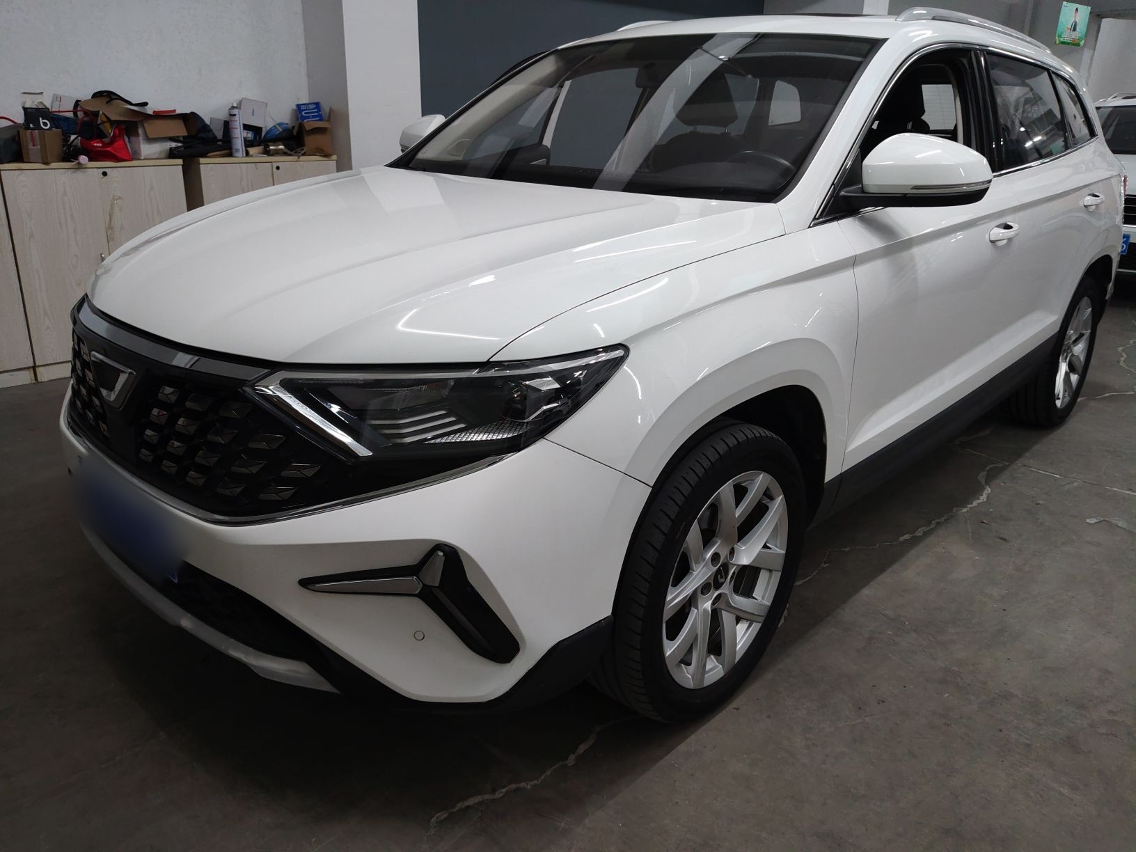 تحت مقدمة السيارة