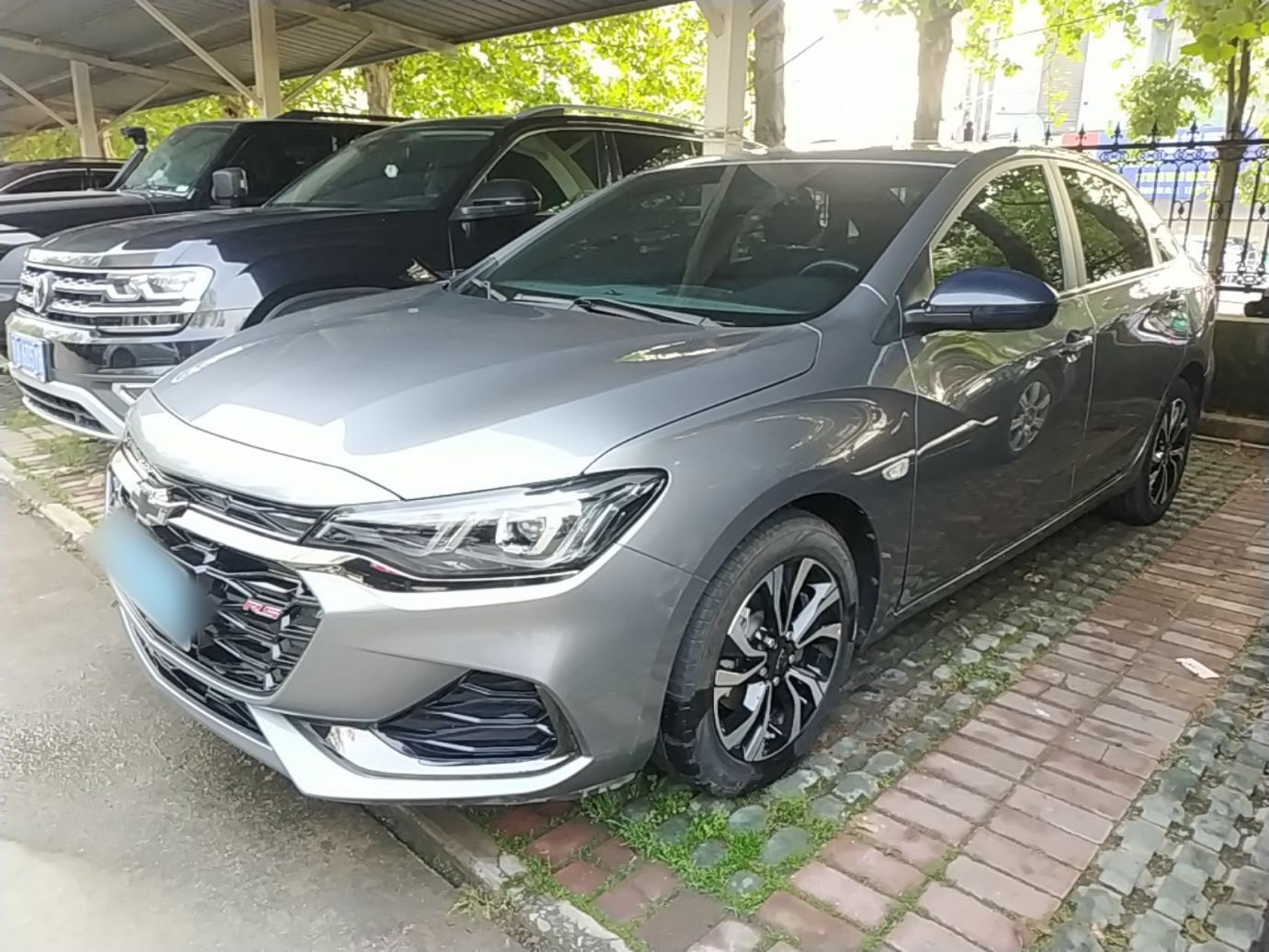 Под передней частью автомобиля