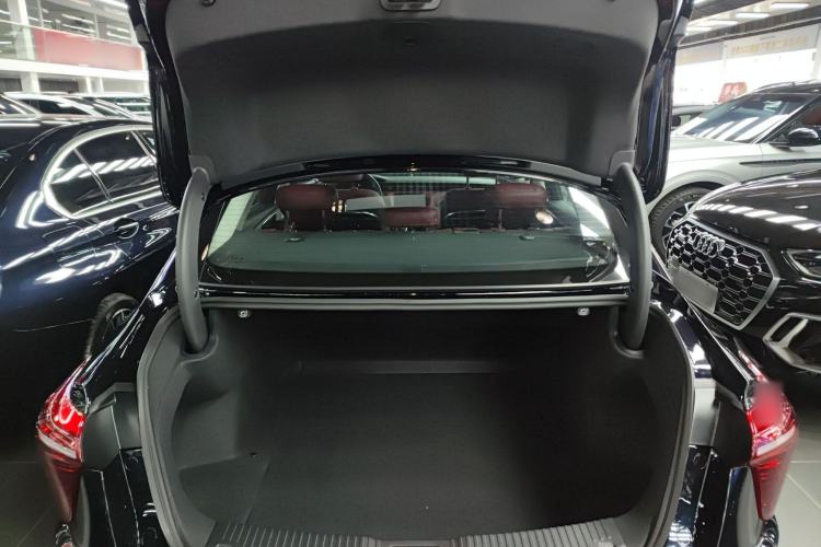 Used Hongqi H5 2025 2.0T Automatic Flag Edition – 500 000 Units Commemorative Version Trunk