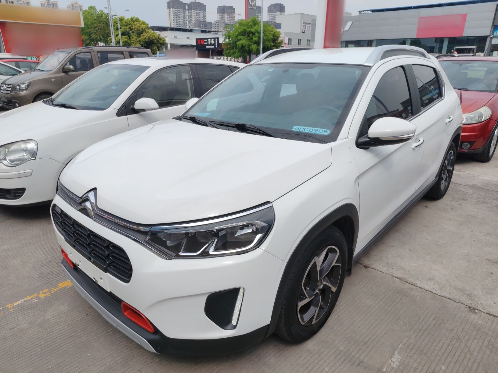 تحت مقدمة السيارة