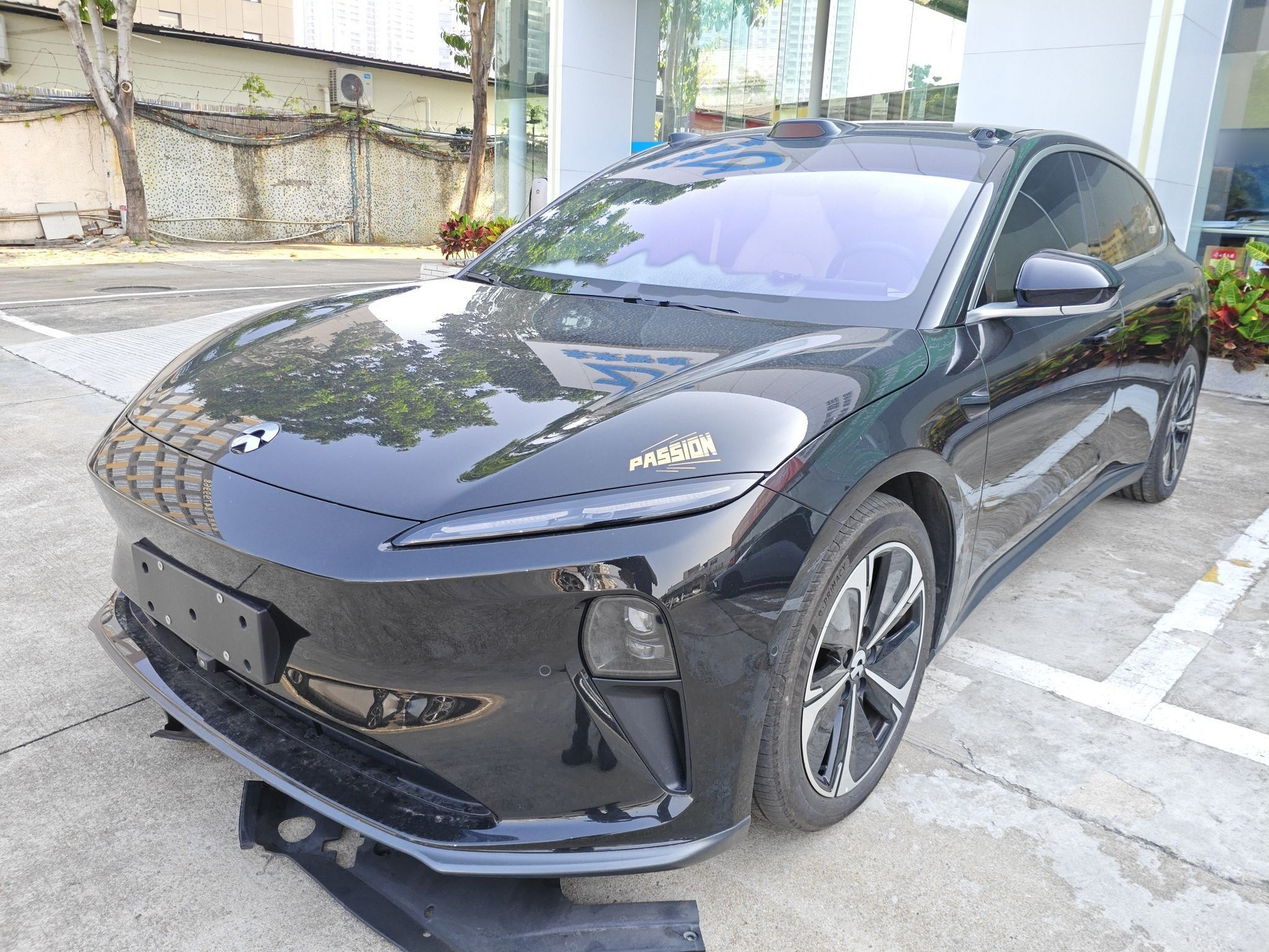 Под передней частью автомобиля