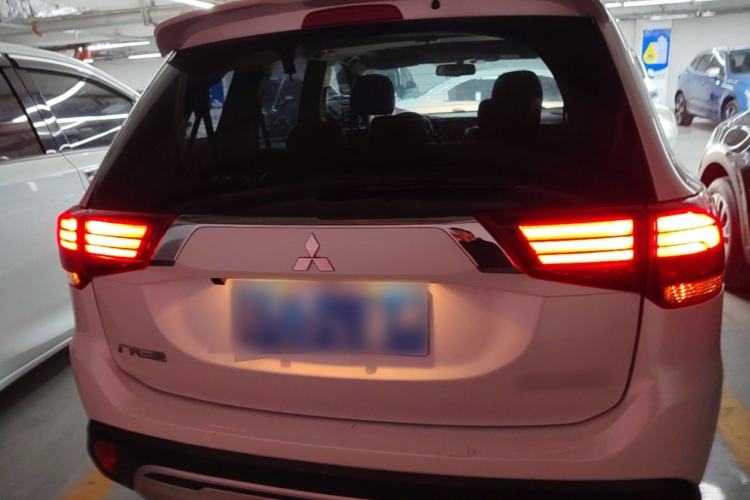 Used Mitsubishi Outlander 2019 2.0L Two-Wheel Drive Comfort Edition 7-Seater China VI Standard Rear