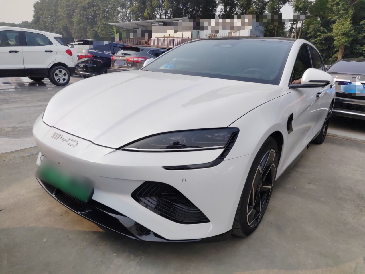 Под передней частью автомобиля