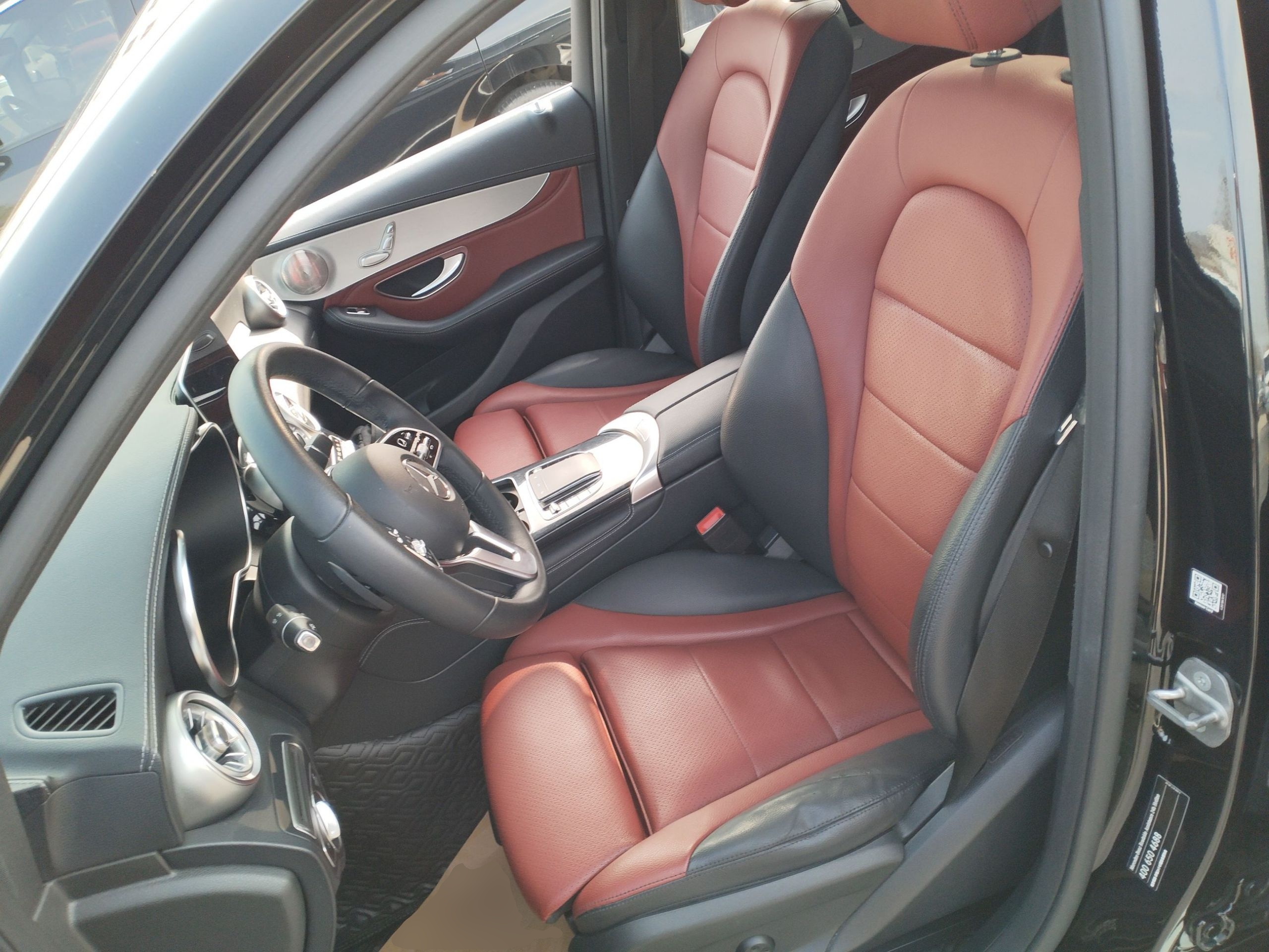 المقاعد الأمامية داخل السيارة