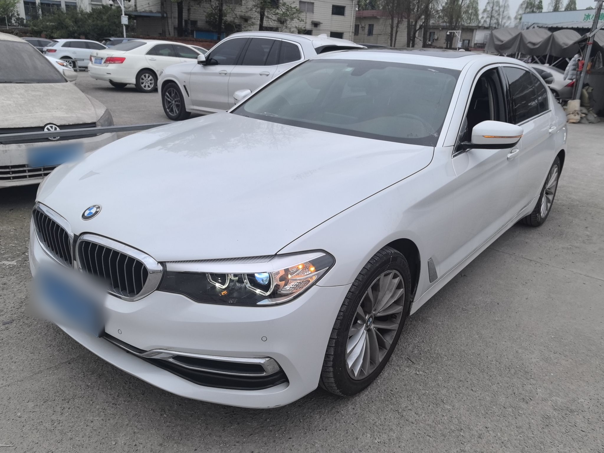 Под передней частью автомобиля