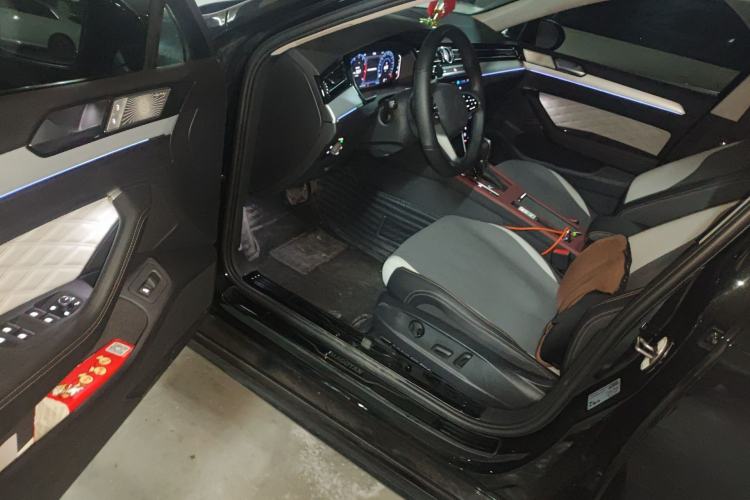 Used Volkswagen Magotan 2025 Revised Version 2 Zhongxiang Edition 330TSI DSG Luxury Trim