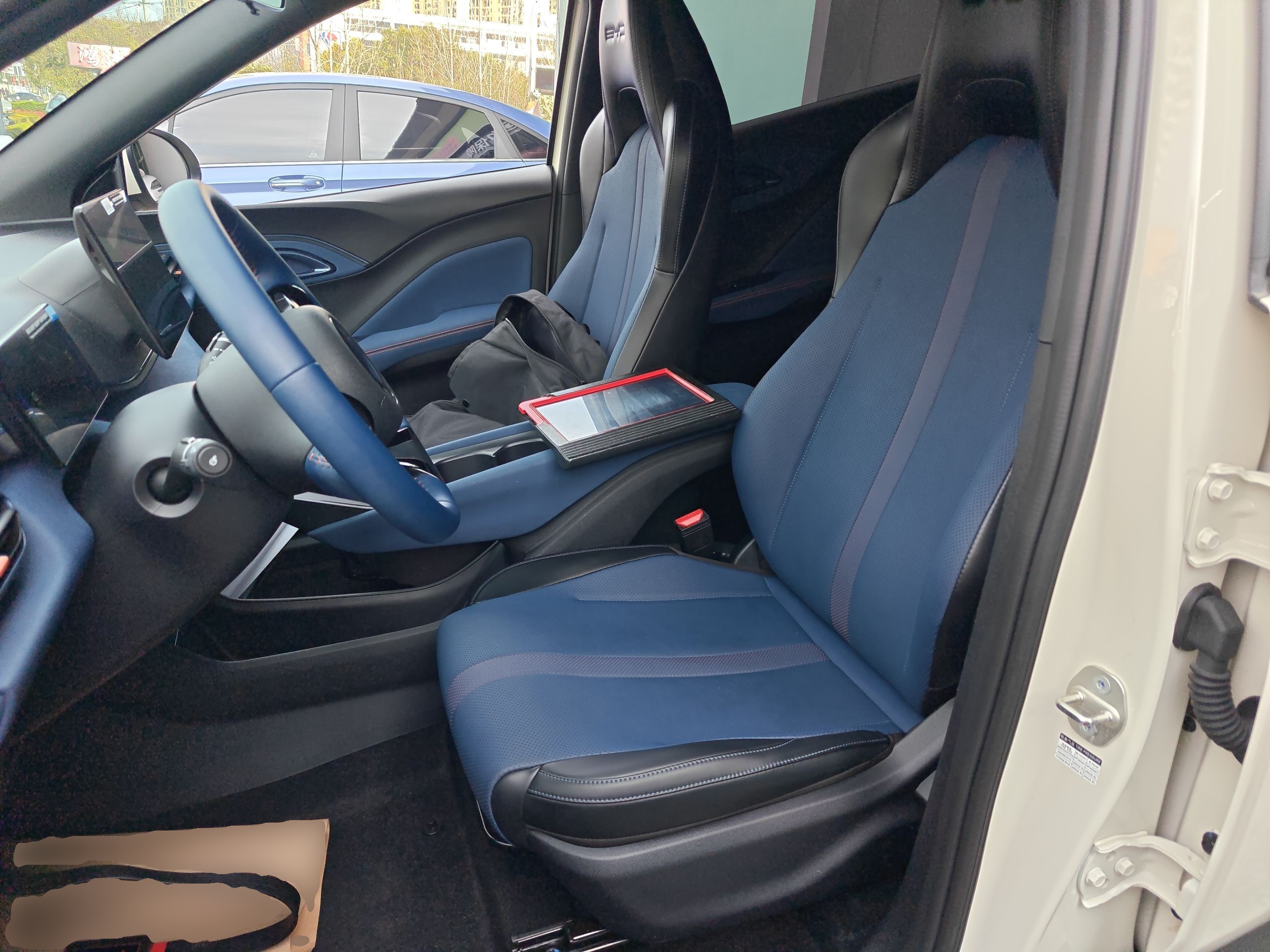 المقاعد الأمامية داخل السيارة