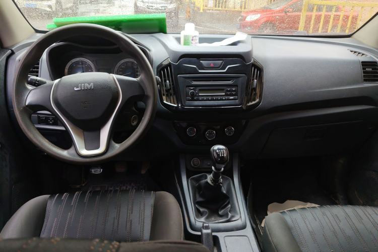 Used Isuzu JLM 2018 2.5T Two-Wheel Drive Diesel Luxury Version with Extended Cargo Bed JE4D25Q5A Center Console