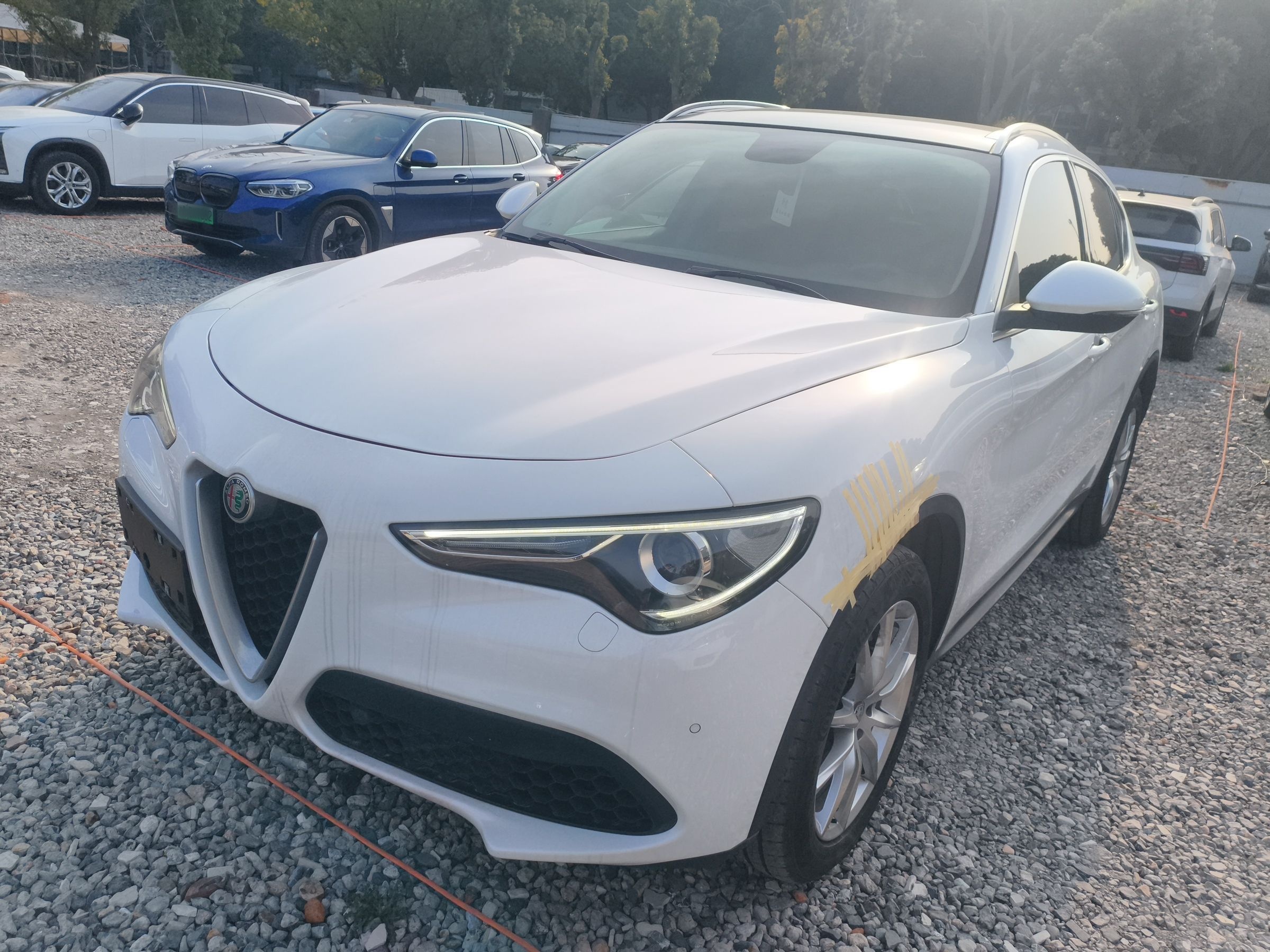 Под передней частью автомобиля