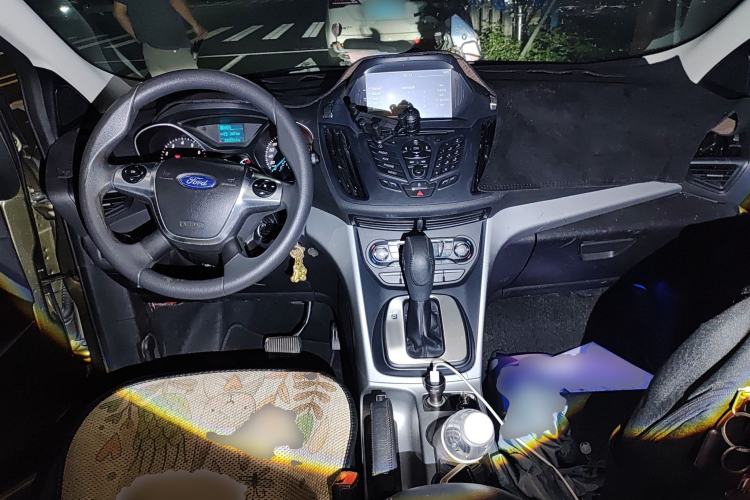 Used Ford Kuga 2015 1.5L GTDi Two-Wheel-Drive Comfort Model Center Console