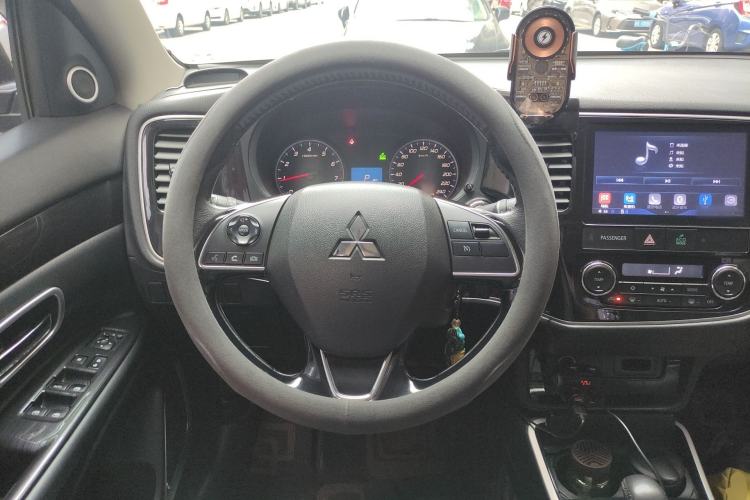 Used Mitsubishi Outlander 2018 2.0L Two-Wheel Drive Glory Edition 5 Seats Steering Wheel