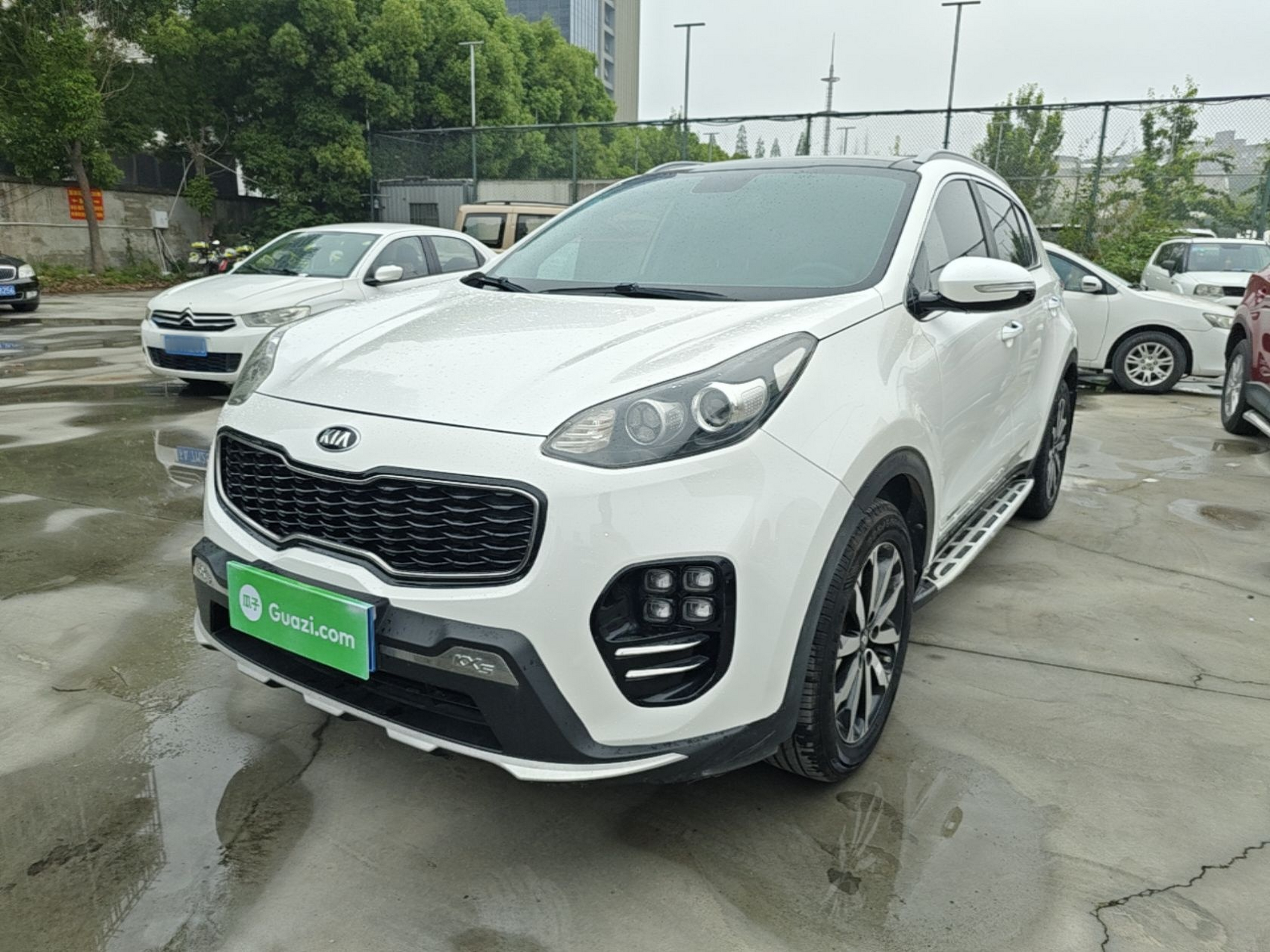 Под передней частью автомобиля