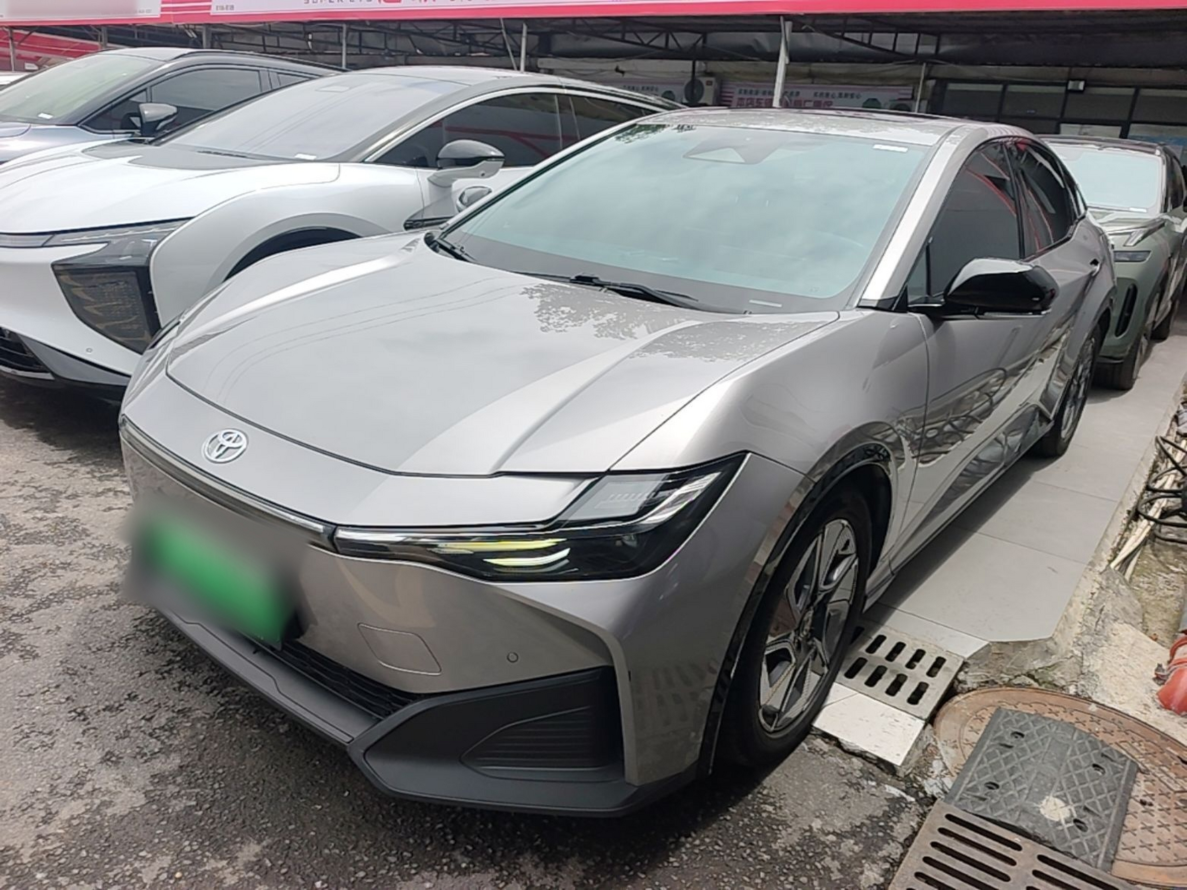 Под передней частью автомобиля