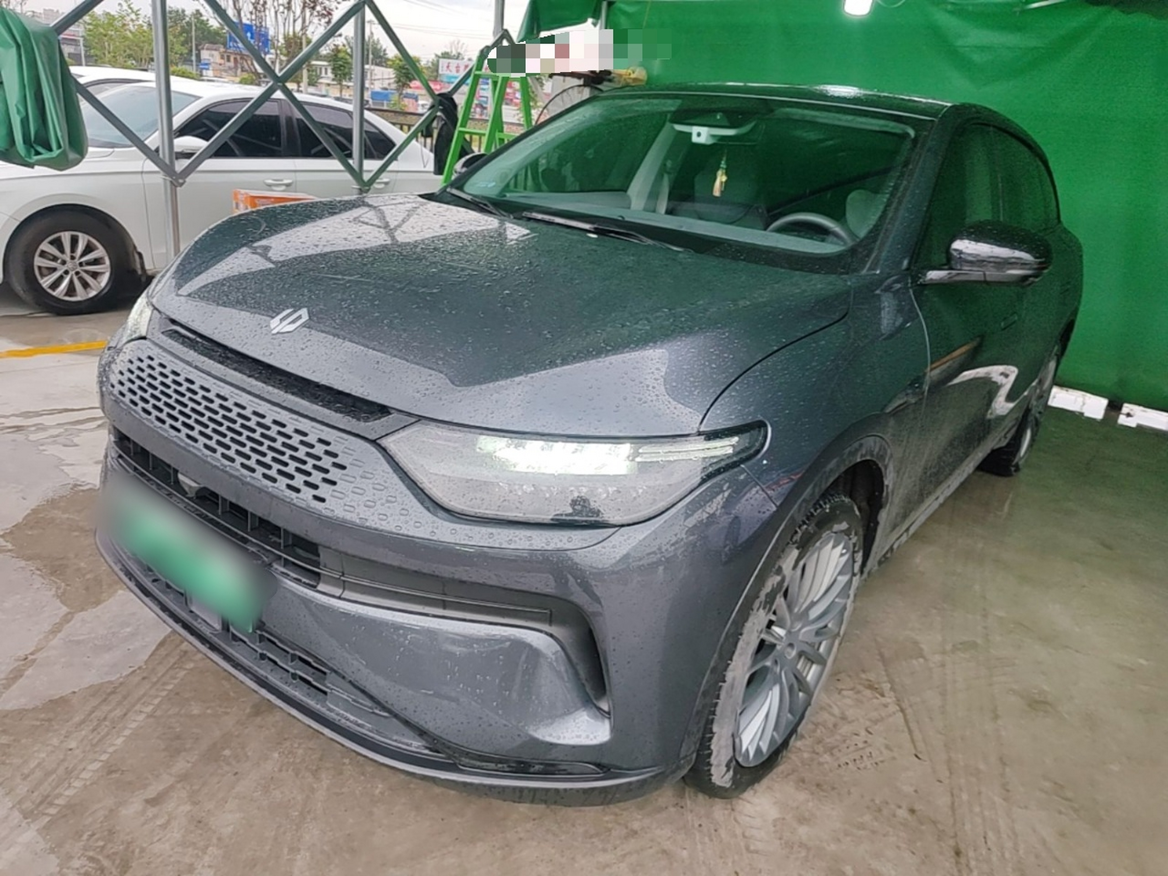Под передней частью автомобиля