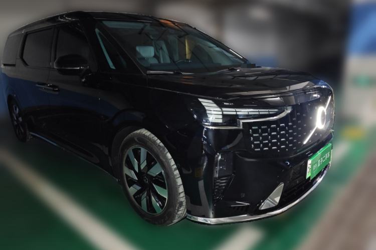 Used Volvo EM90 2025 Ultra Six-Seater Front Right 45 Deg