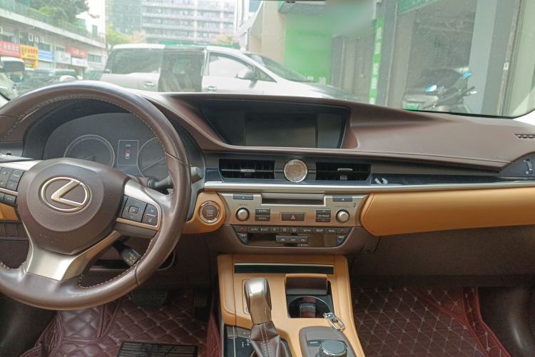 Used Lexus ES 2017 200 30th Anniversary Edition Center Console