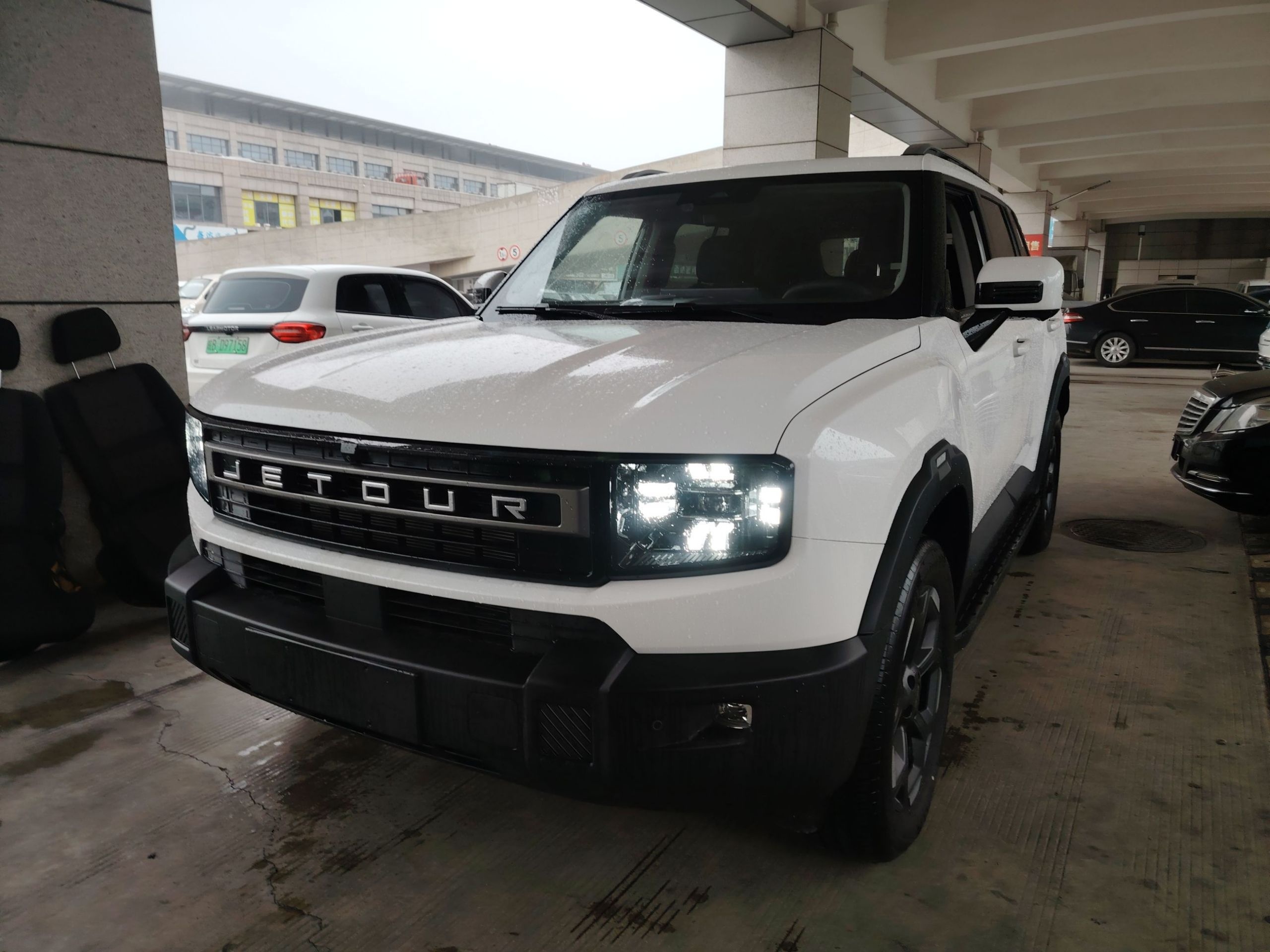 تحت مقدمة السيارة