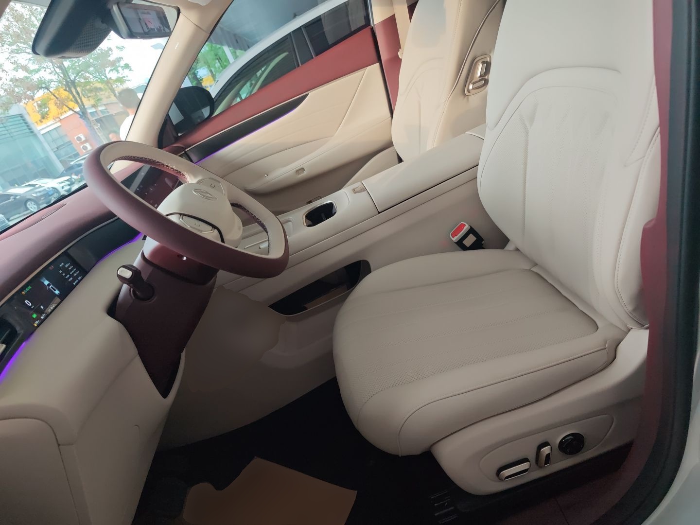 المقاعد الأمامية داخل السيارة