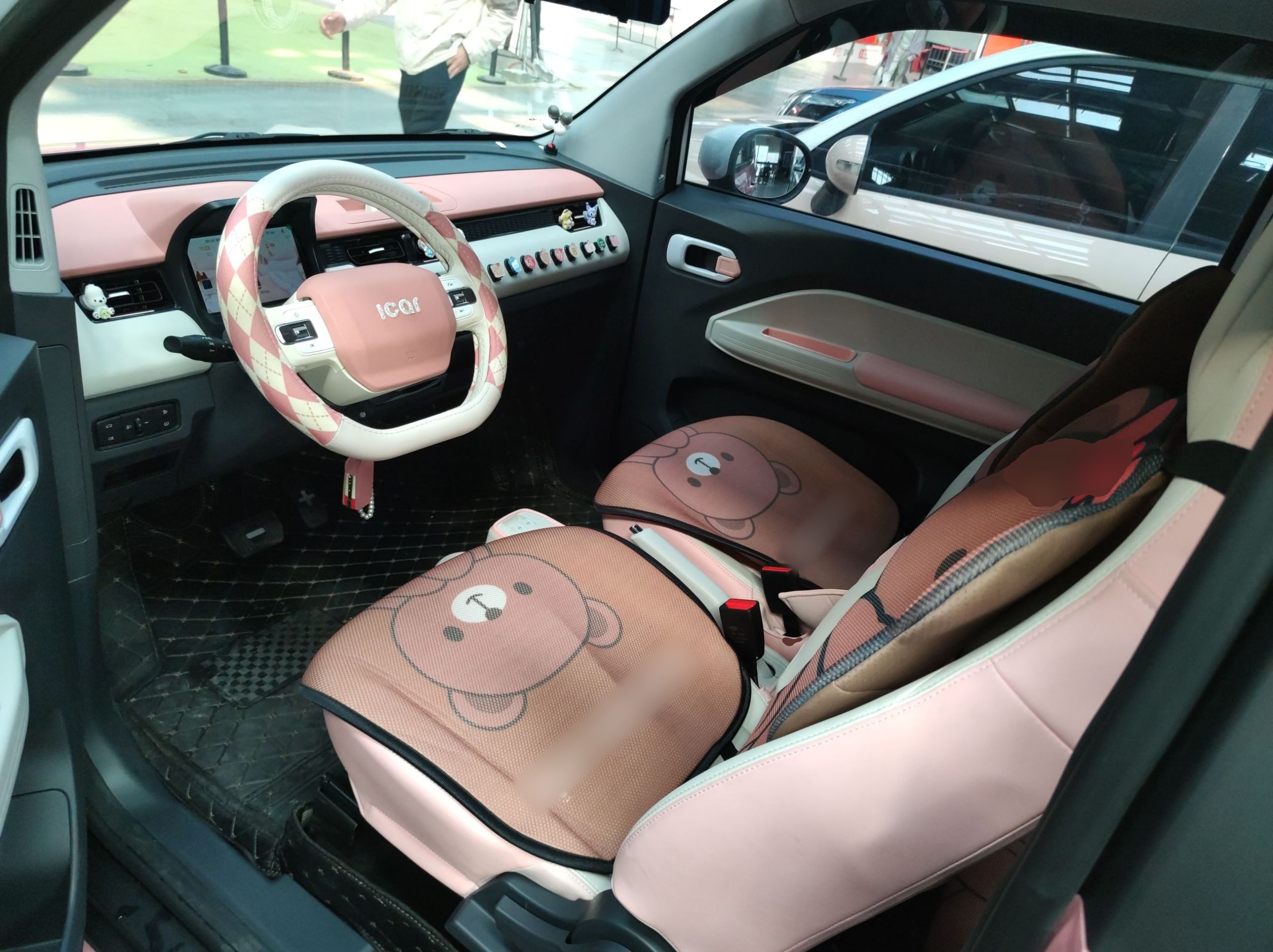 المقاعد الأمامية داخل السيارة