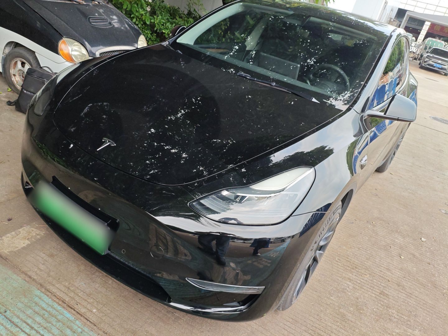 Под передней частью автомобиля