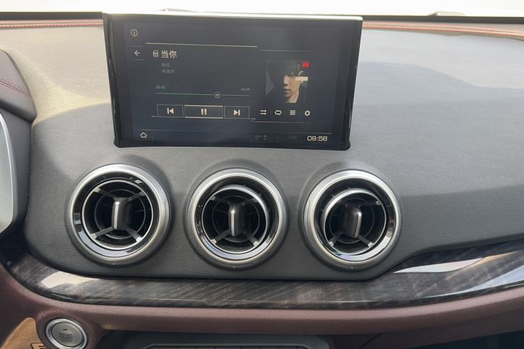 Used Wey VV5 2017 2.0T Flagship Edition Audio And AC Panel