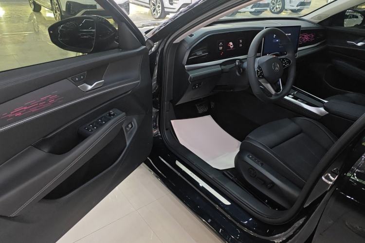 Used Volkswagen Passat 2025 Pro 380TSI Dragon Glory Edition
