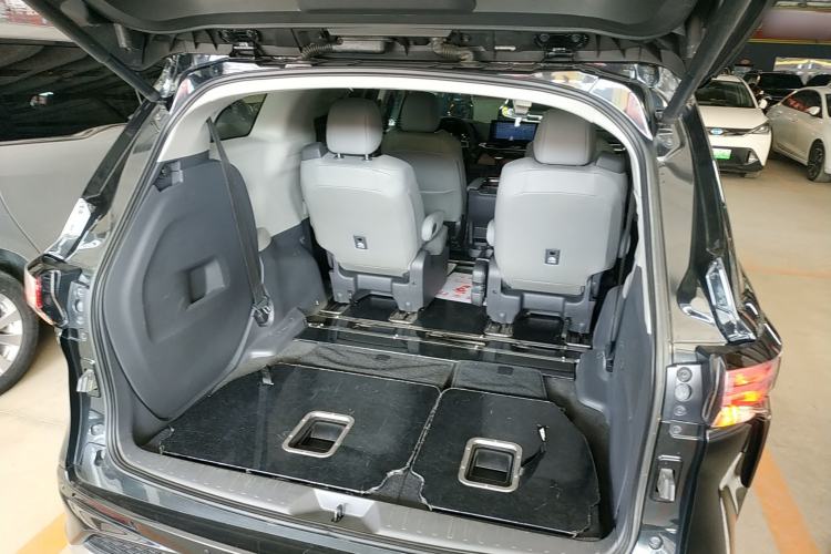 Used Toyota Granvia 2023 2.5L Hybrid Prestige PLUS Edition Trunk