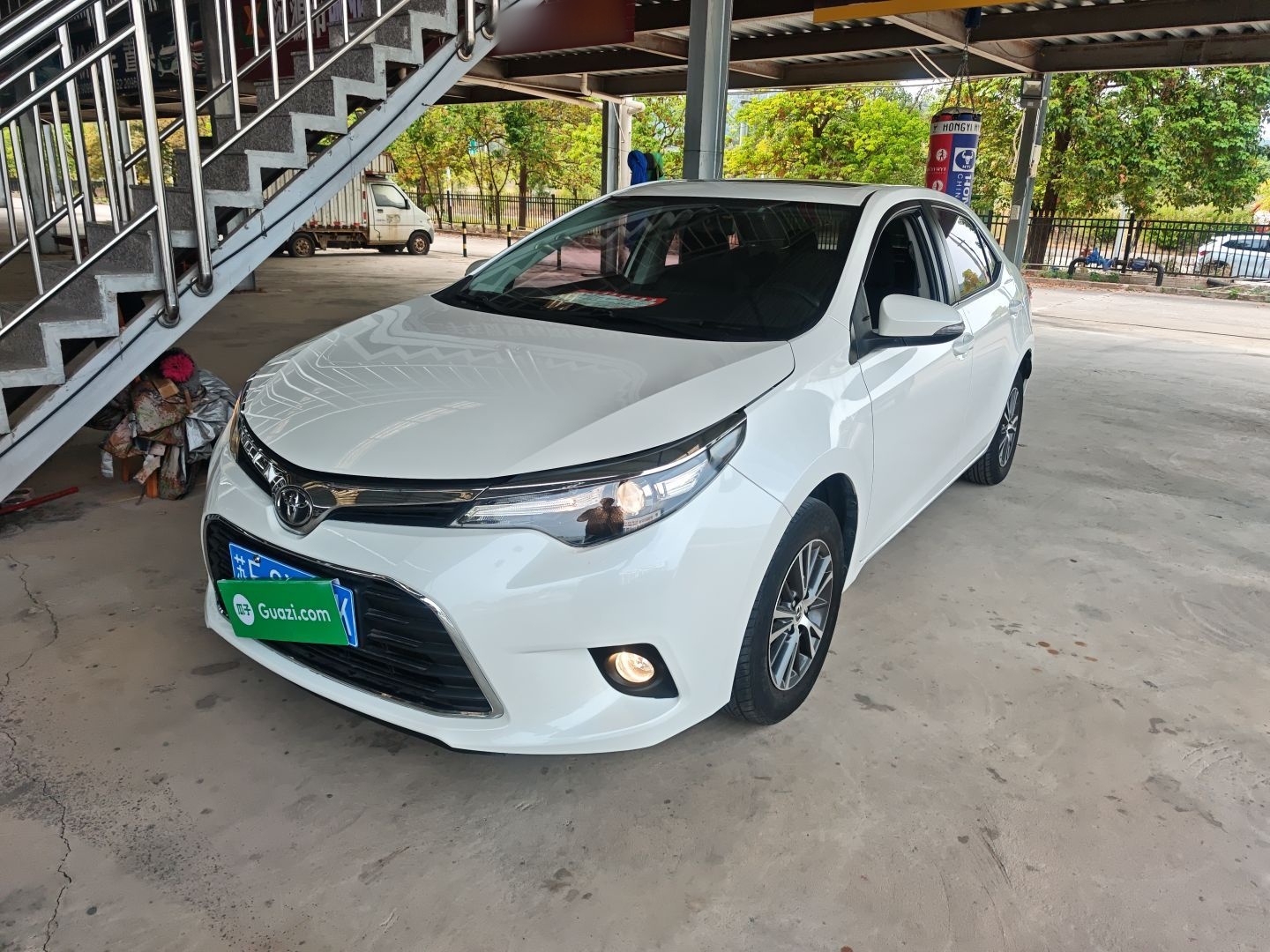 Под передней частью автомобиля