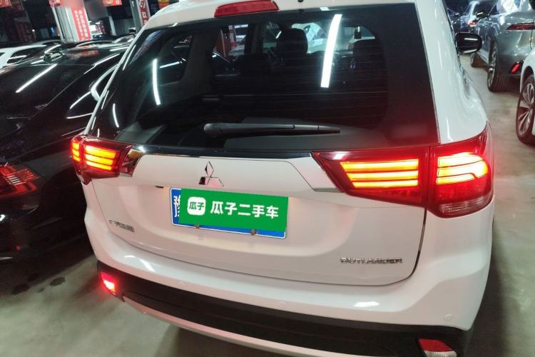 Used Mitsubishi Outlander 2016 2.4L 4x4 Elite Edition 5 Seats Rear