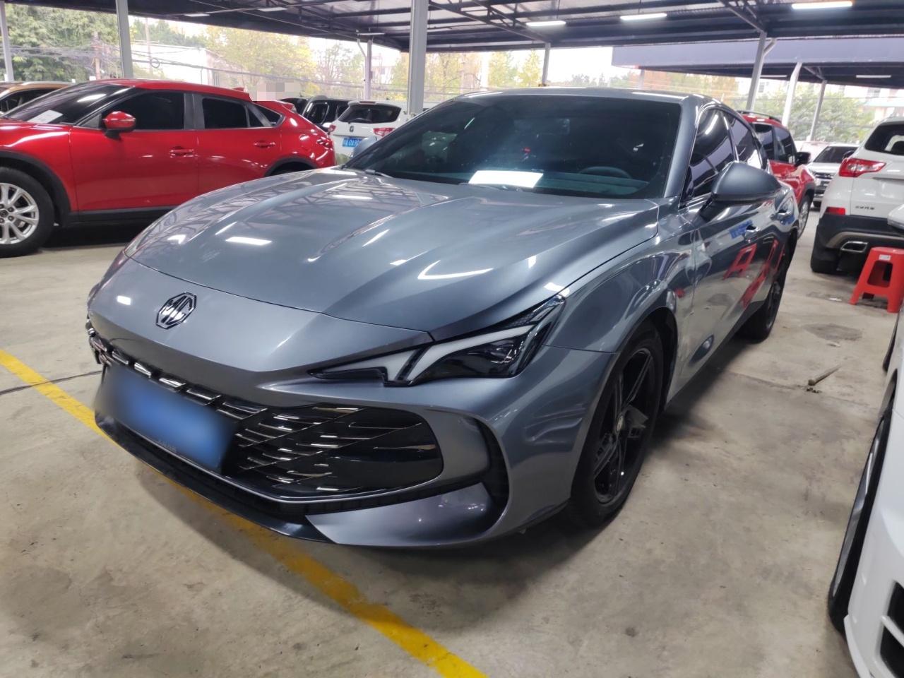 Под передней частью автомобиля