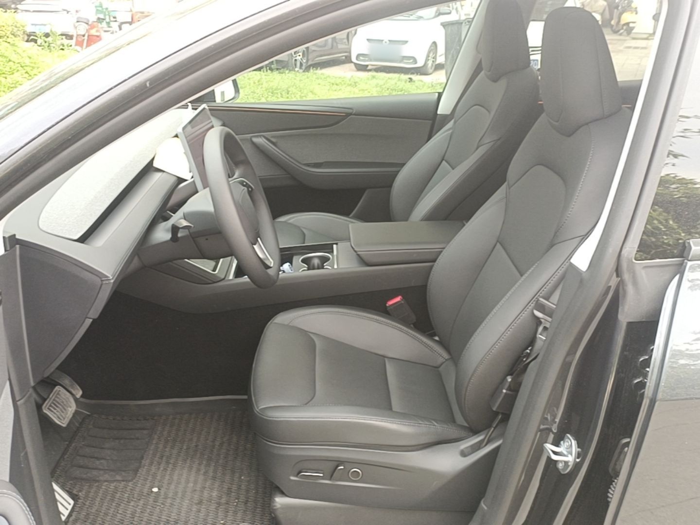 Переднее сиденье в автомобиле