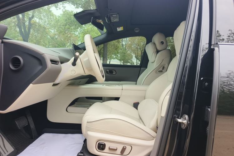 Used Li Auto i6 2025 Model Four-Wheel-Drive Standard Type Interior 2