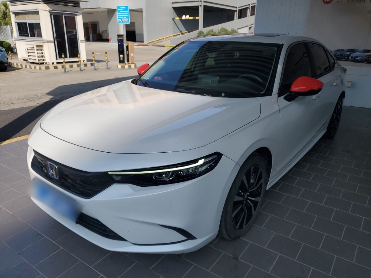 Под передней частью автомобиля