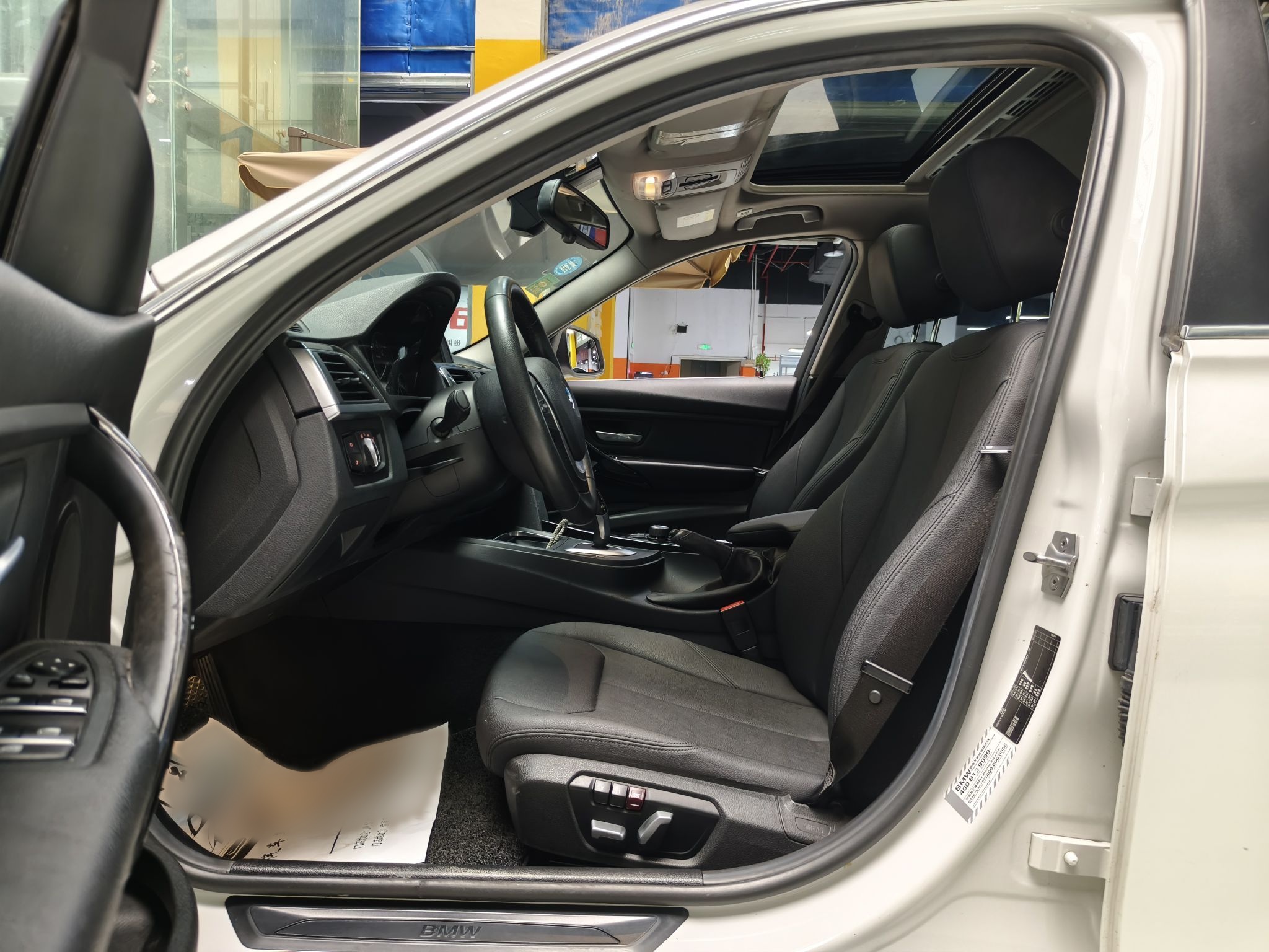 Vordere Reihe im Auto