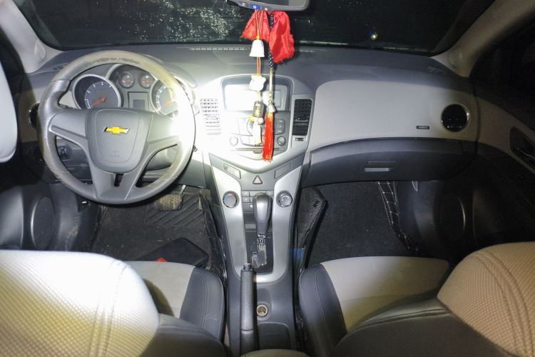 Used Chevrolet Cruze 2012 1.8L SE AT Center Console
