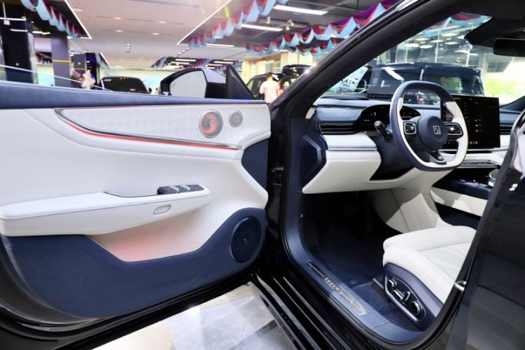 Used Zeekr 001 2026 95° All-Wheel-Drive Max Edition Interior 3