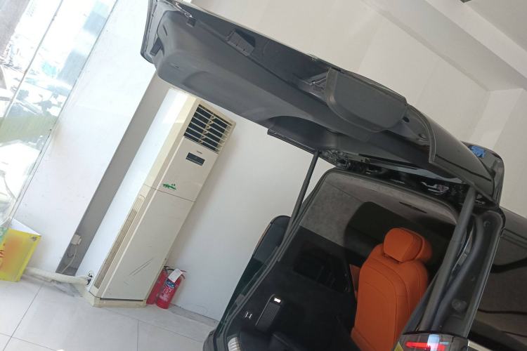 Used Geely Galaxy LEVC L380 2024 140-Degree 6-Seater All-Wheel-Drive Ultra