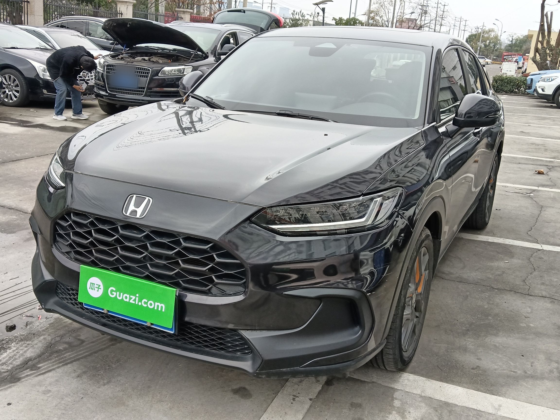 Под передней частью автомобиля