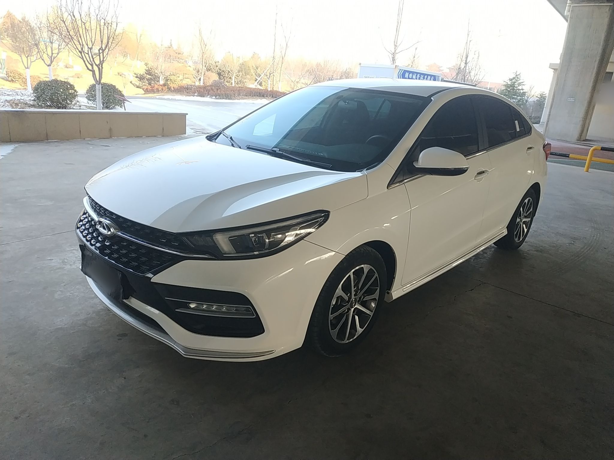 تحت مقدمة السيارة