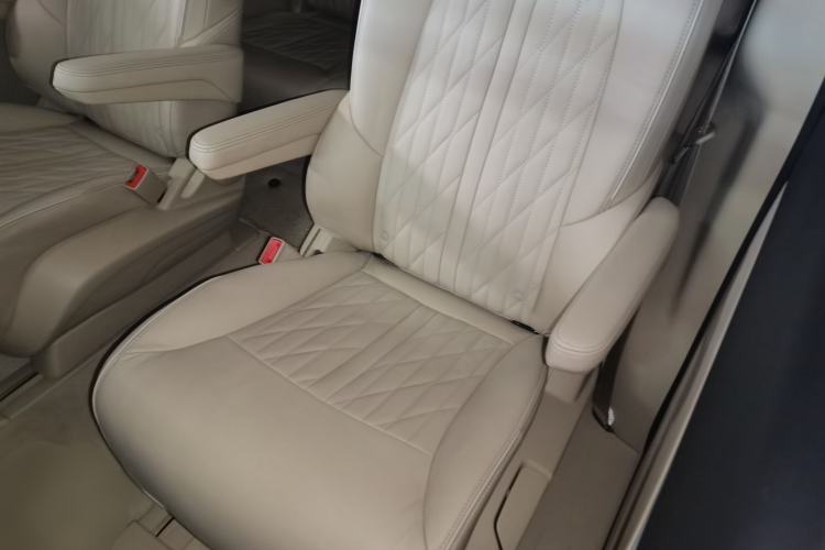 Used Buick GL8 2023 Facelifted Land Cruiser Executive Luxury Version