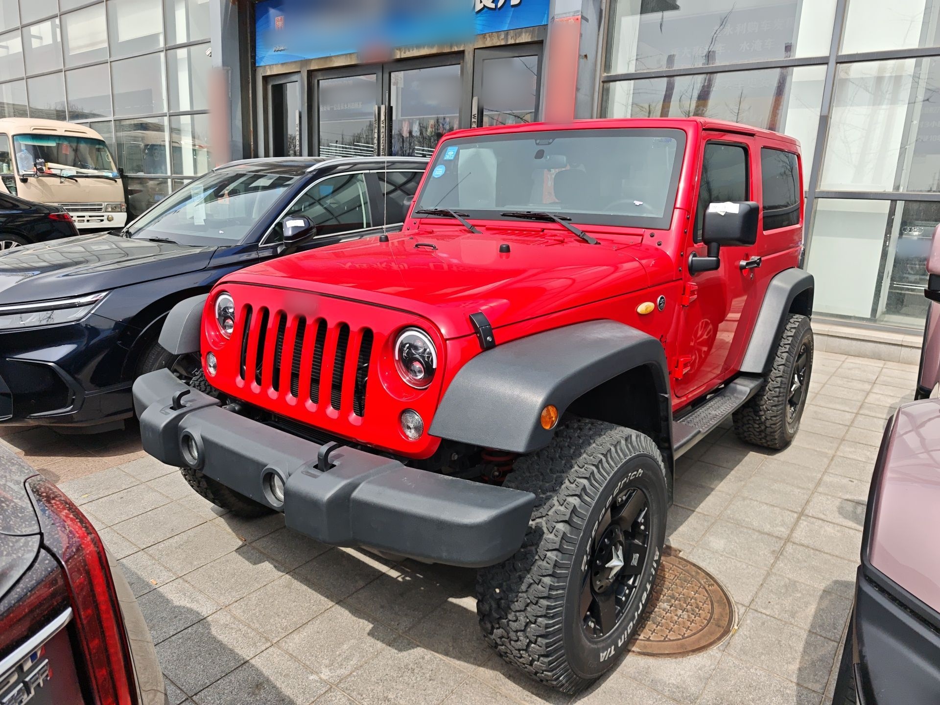 تحت مقدمة السيارة